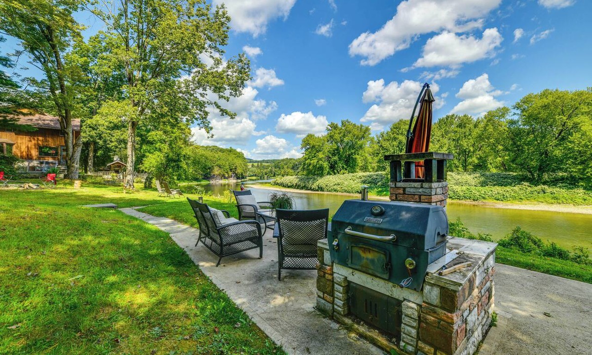 Susquehanna Cabin | Riverfront Hallstead Cabin: Kayaks & Fire Pit!