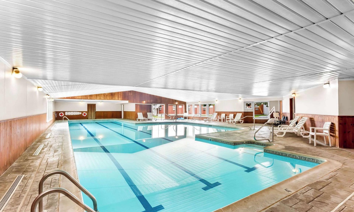 Gorham Hotel | Rodeway Inn Gorham Riverside