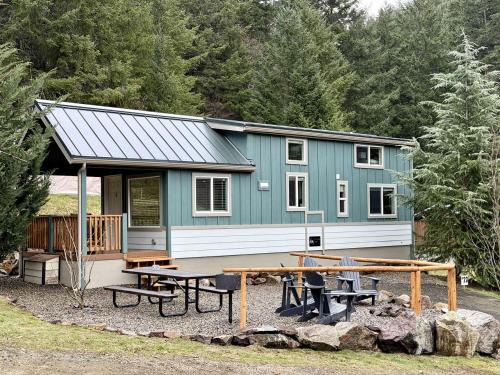 Idleyld Park House | Rustic Chic Forest Cabin with Loft, BBQ & Relaxing Fire Pit Patio in Idleyld Park, Oregon