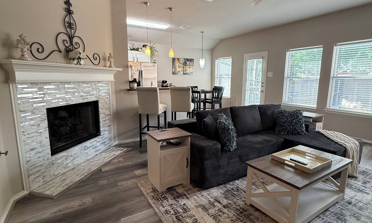 South Arlington House | Rustic-Chic Mansfield Matchday Retreat 3-2 Full-Access House