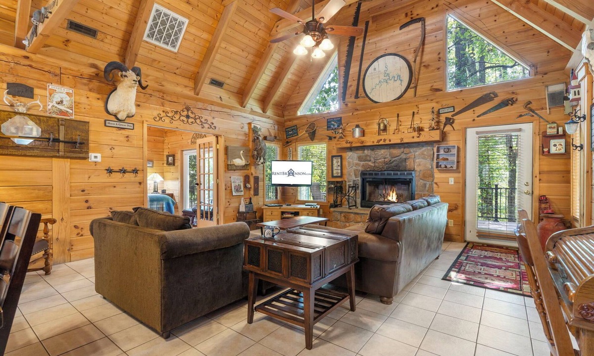 Branson Cedars Cabin | Rustic Log Cabin Near Thunder Ridge w Private Hot Tub & Free Attraction Tickets Community Amenities!