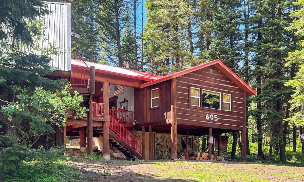 Cascade House | Rustic Log Cabin Retreat Near Lake Cascade