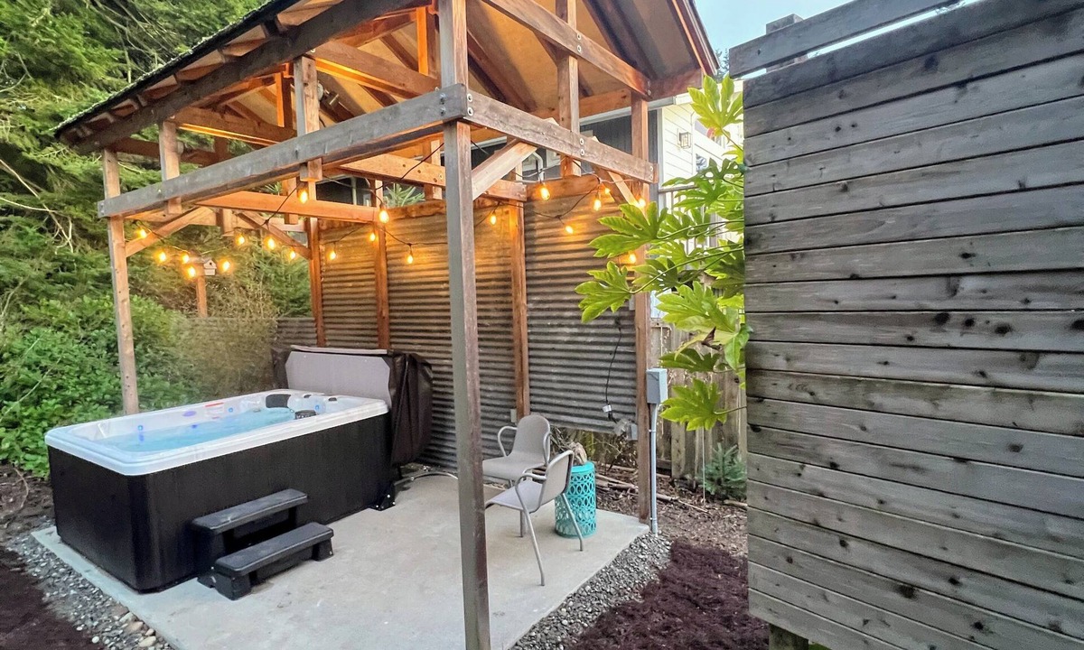 Clinton House | Scenic Whidbey Island Escape, Walk to Beach, ADA accessible + Dog Friendly w/NEW four person hot tub.