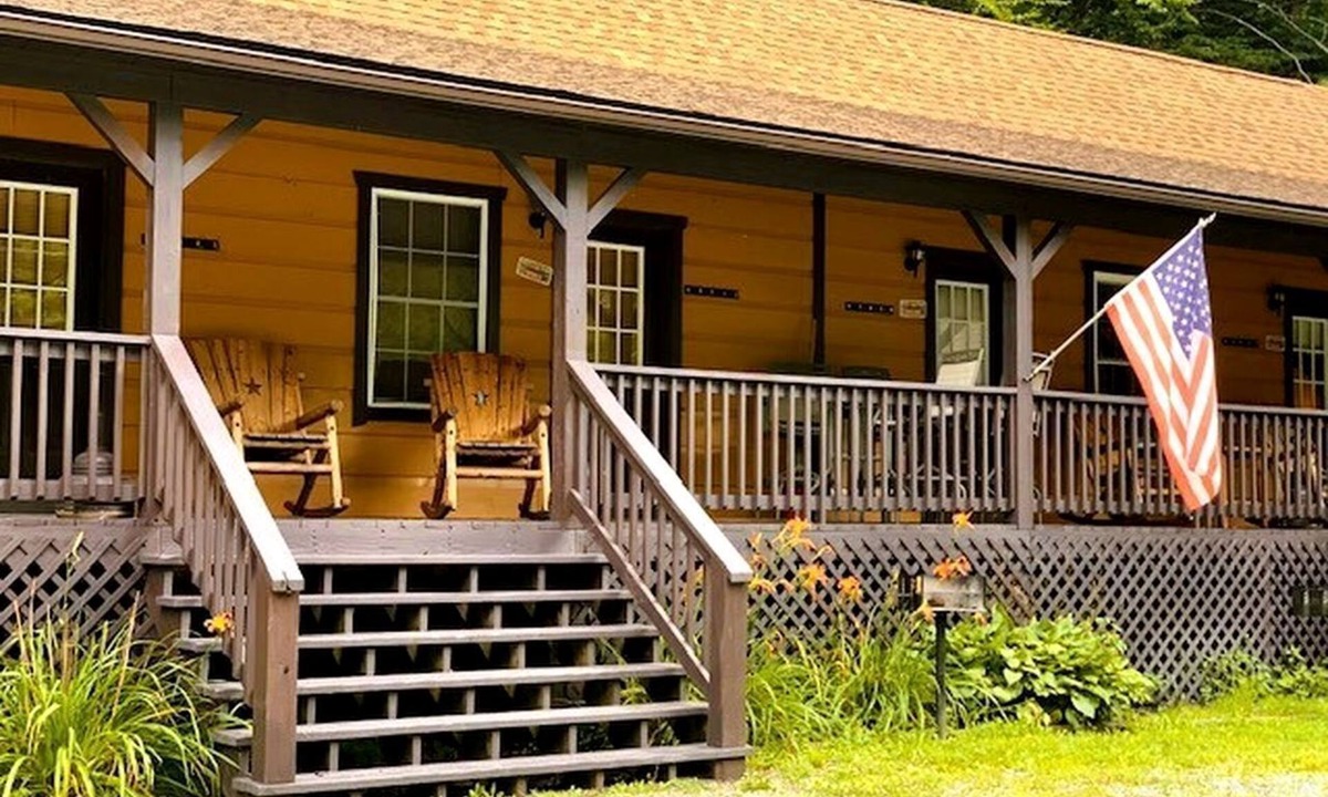 Mingo Cabin | Secluded Wooden Cabin Next to Fantastic Hiking Trails in Monterville, West Virginia