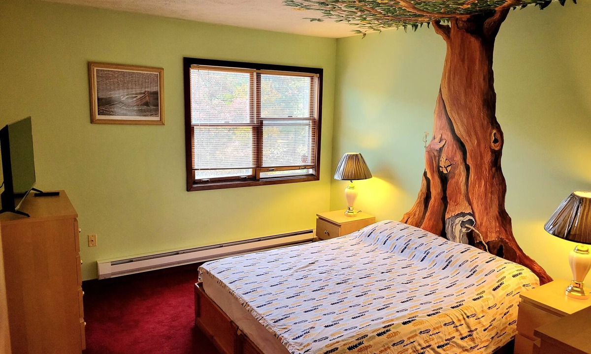 East Stroudsburg House | Shawnee Ski Mountain View Jacuzzi Townhouse