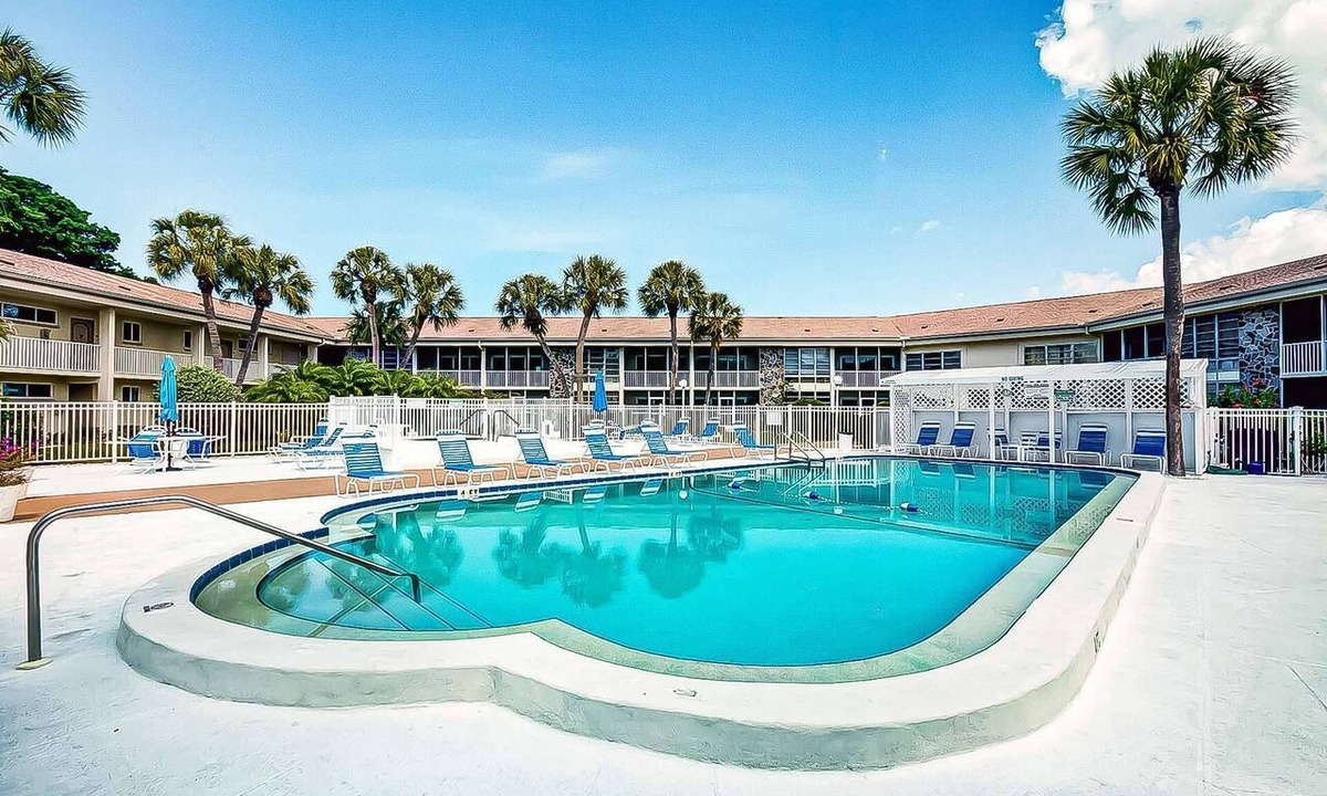Saint Armands Key Condo | Simply Paradise! Updated Corner Unit Steps to Lido Beach & St. Armand's Circle, Pool, & Spa!