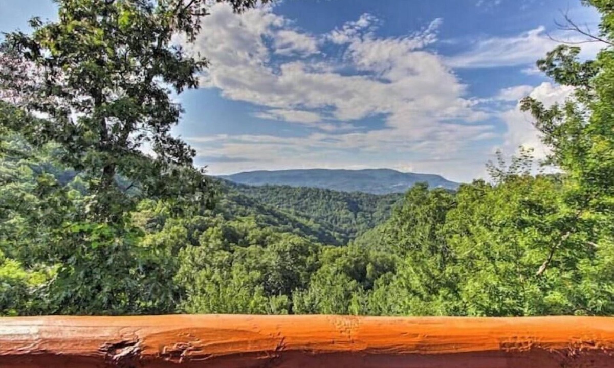 Sevierville Cabin | Sky High Mountain Views w/HotTub Resort Pool &Gym