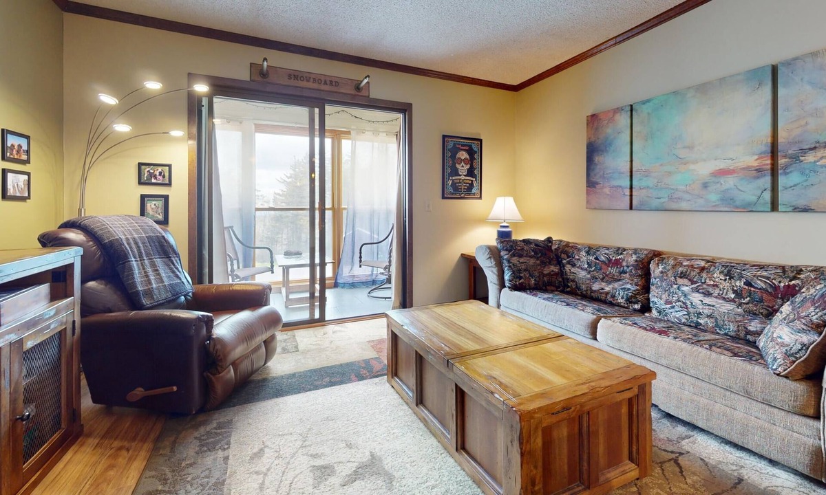 Edray Condo | Snowcrest 1 Bedroom Condo . game room, hot tubs, & laundry in building