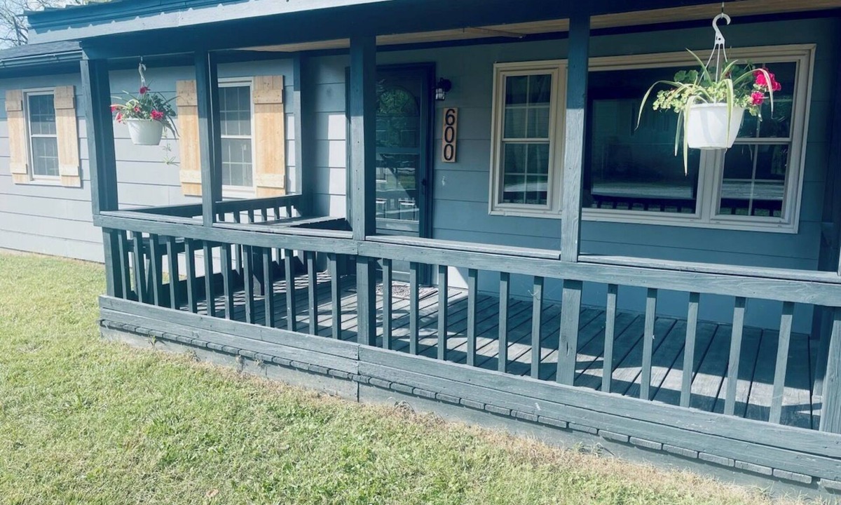 Ava House | Snuggle up and relax with the whole family at this Ava home.