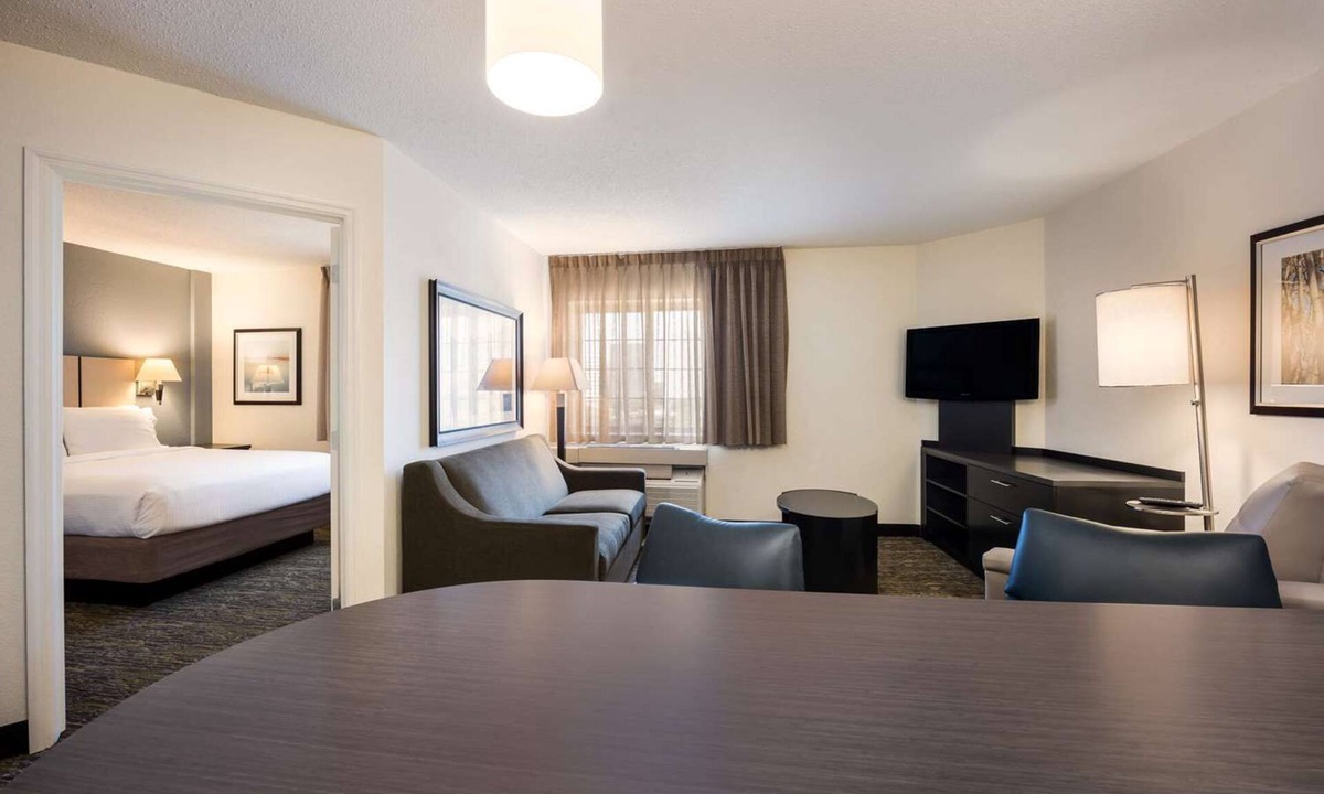 Morris Plains Hotel | Spacious 1BR Suite w/Kitchenette Near Morristown Green with Easy NYC Access