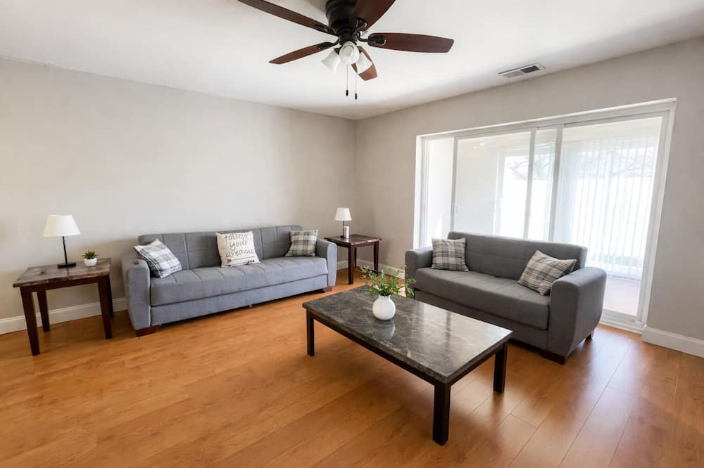 Elkins Park Apartment | Spacious 2BR/2BA Apartment | Monthly Stay Deals