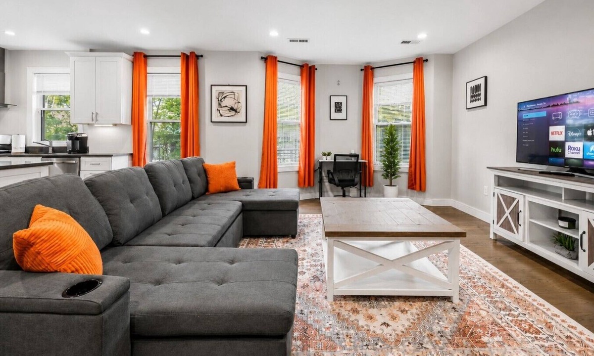 Highland Park Apartment | Spacious 3BR for 10 | Prime Boston Location