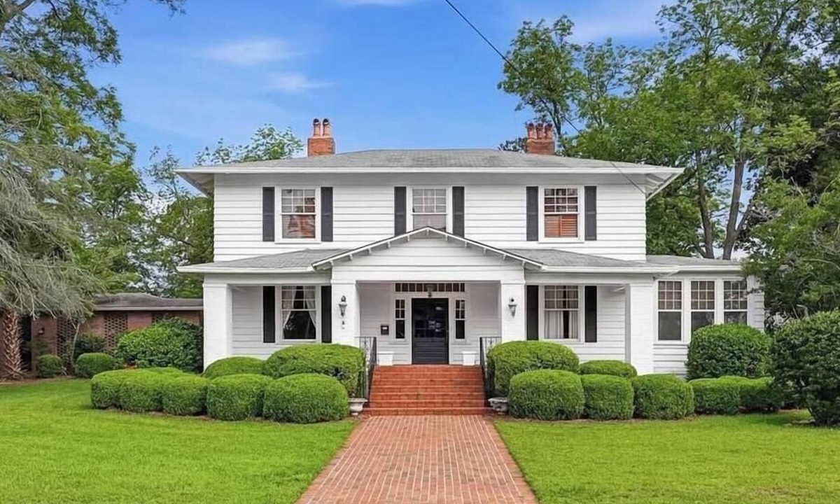 Ashburn House | Spacious 5 bedroom house in tranquil Ashburn with AC