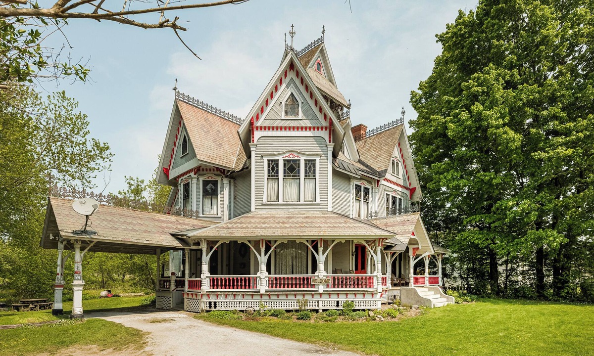Richford House | Spacious 7 bedroom.Jay peak has a waterpark. Canoe and kayaking across the road.