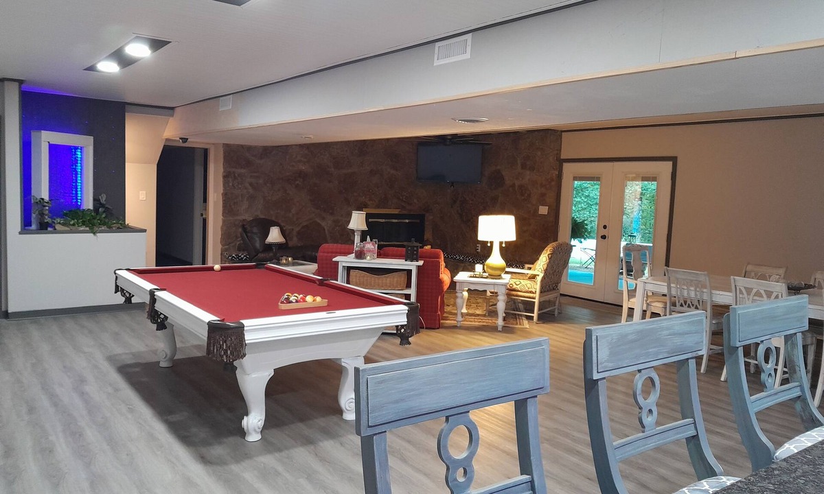 Oak Ridge House | Spacious, private retreat - hot tub, firepit, pool table, dry sauna, patio