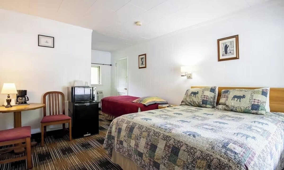 Cherokee Hotel | Stay w/Microwave + Refrigerator By Riverside – Great Smoky Access Nearby