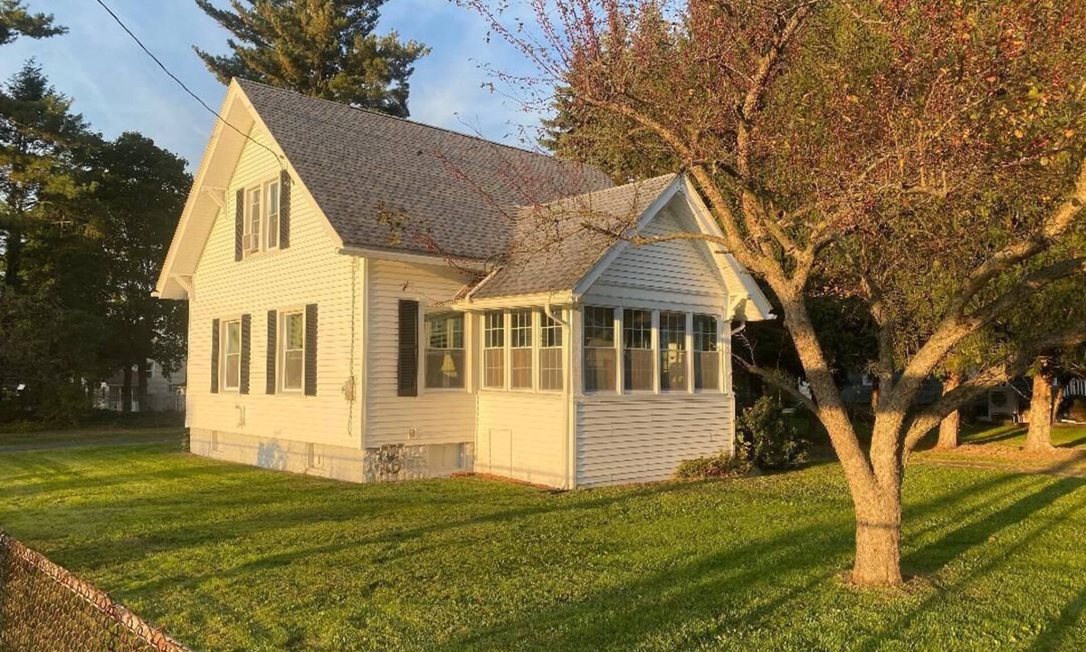 Endicott House | Steps from En-Joie Golf - 3BR Bungalow, Pet-Friendly w/AC & WiFi