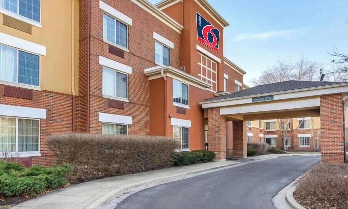 Vernon Hills Apartment | Studio 6 Vernon Hills|Relax Queen Bed,Nsmk|Kitchen