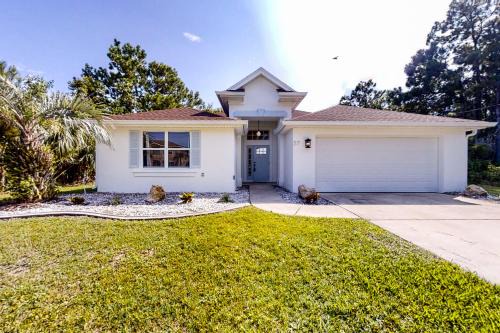 Indian Trails House | The Barefoot Bungalow | House in Palm Coast with an enclosed pool & grill