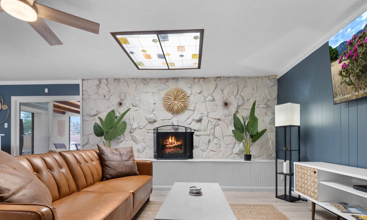 Northeast Heights House | The Gabriel Getaway - 6BR Oasis - An Irvie Home