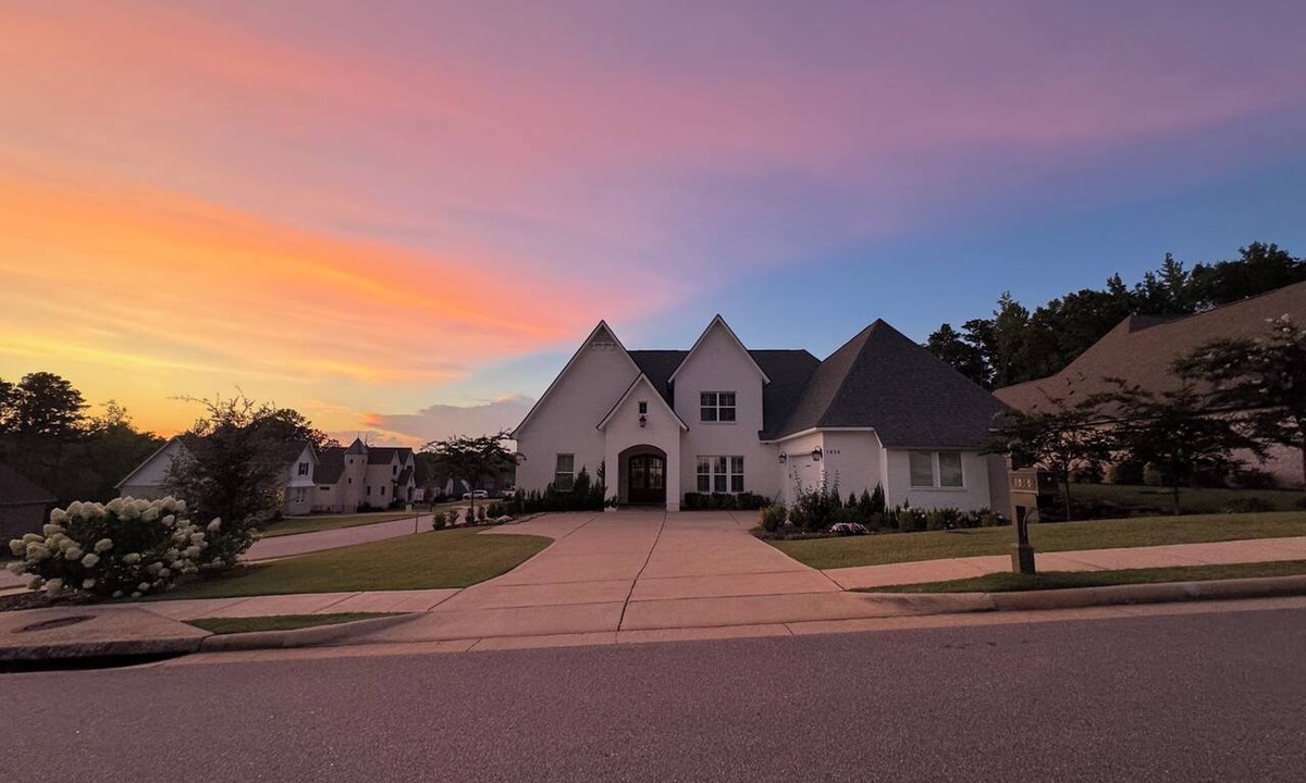 Auburn House | The Hydrangea Game Day House with 65” Smart Tv King Suite Peloton Chefs Kitchen
