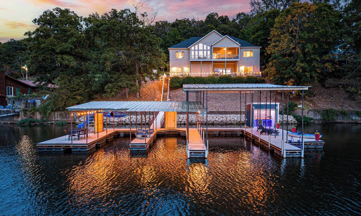 Sunrise Beach House | The Perfect Vacation! Sleeps 18 -Slide-Sandy Beach-Pool Table-Kids Space & More!