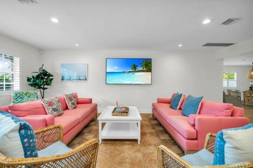 Southside House | The Pink Cabana A Vibrant Escape Great Location!