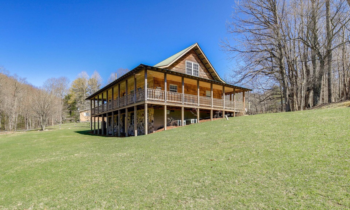 Damascus House | Tranquil Mountain Getaway in Troutdale: Game Room!