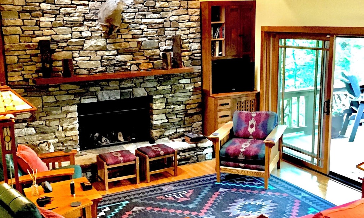 Sapphire House | Treehouse - Luxury mountain living at the water’s edge of Hogback Lake