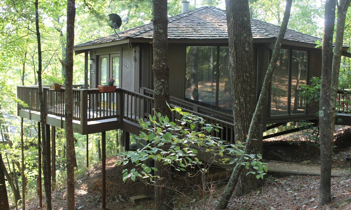 Big Canoe Cabin | Treetop Cabin in Big Canoe. Walk to most Amenties! GREAT WEEKLY RATES