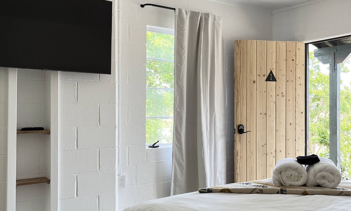 Red Bluff Hotel | Triangle Motel