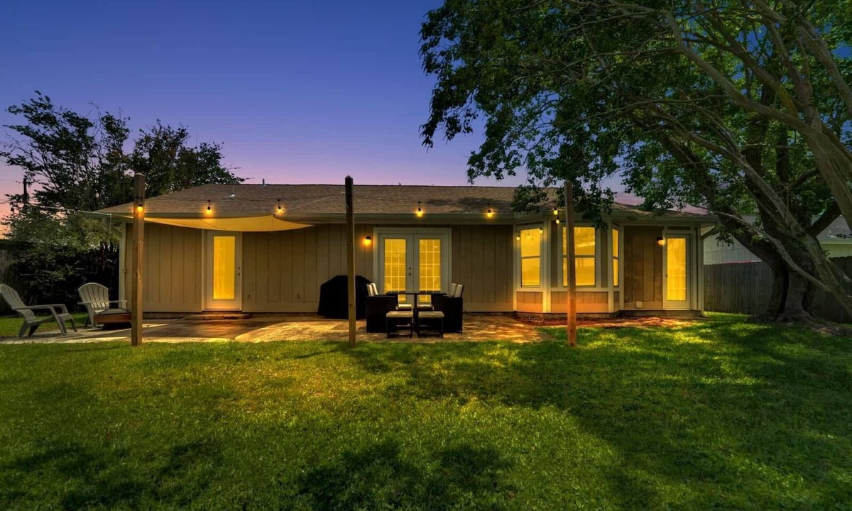 Lynn Haven House | Two Spaces in One Main House and Guest House 25 Min to PCB