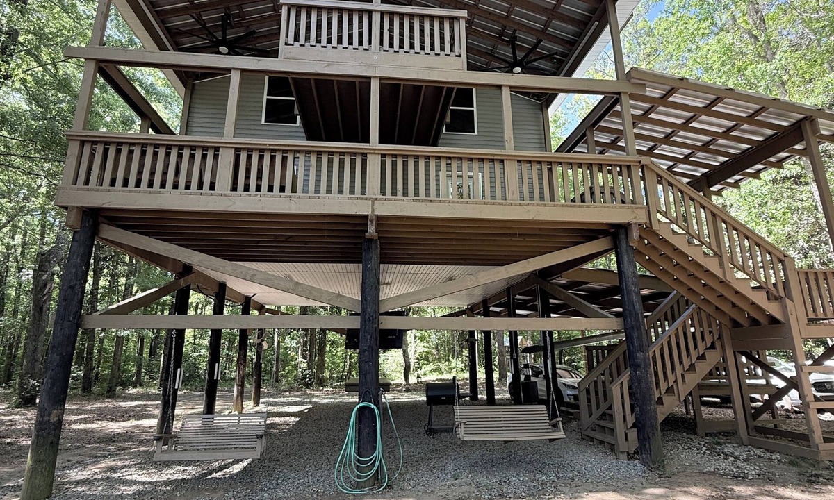 Hawkinsville House | Unique elevated 3-bedroom River House with AC and High Speed Internet,Sleeps 13