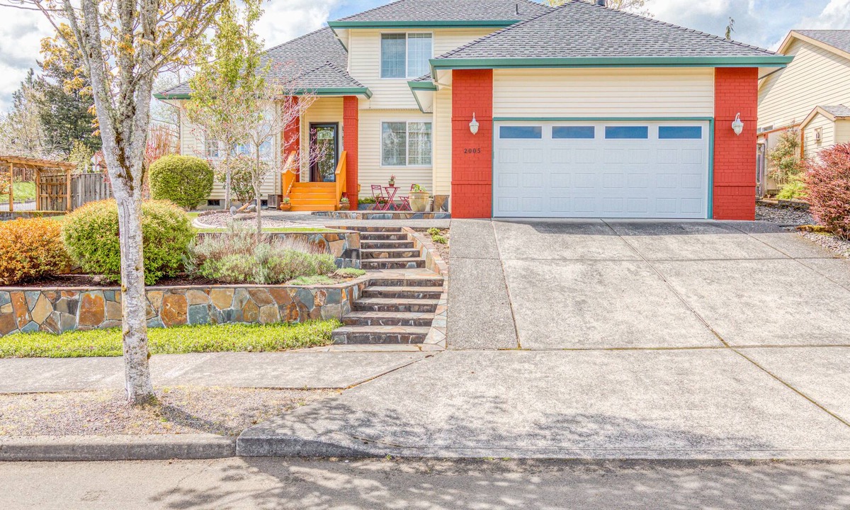 Troutdale House | Updated home with pergola, deck, gas grill, WiFi, & landscaped backyard