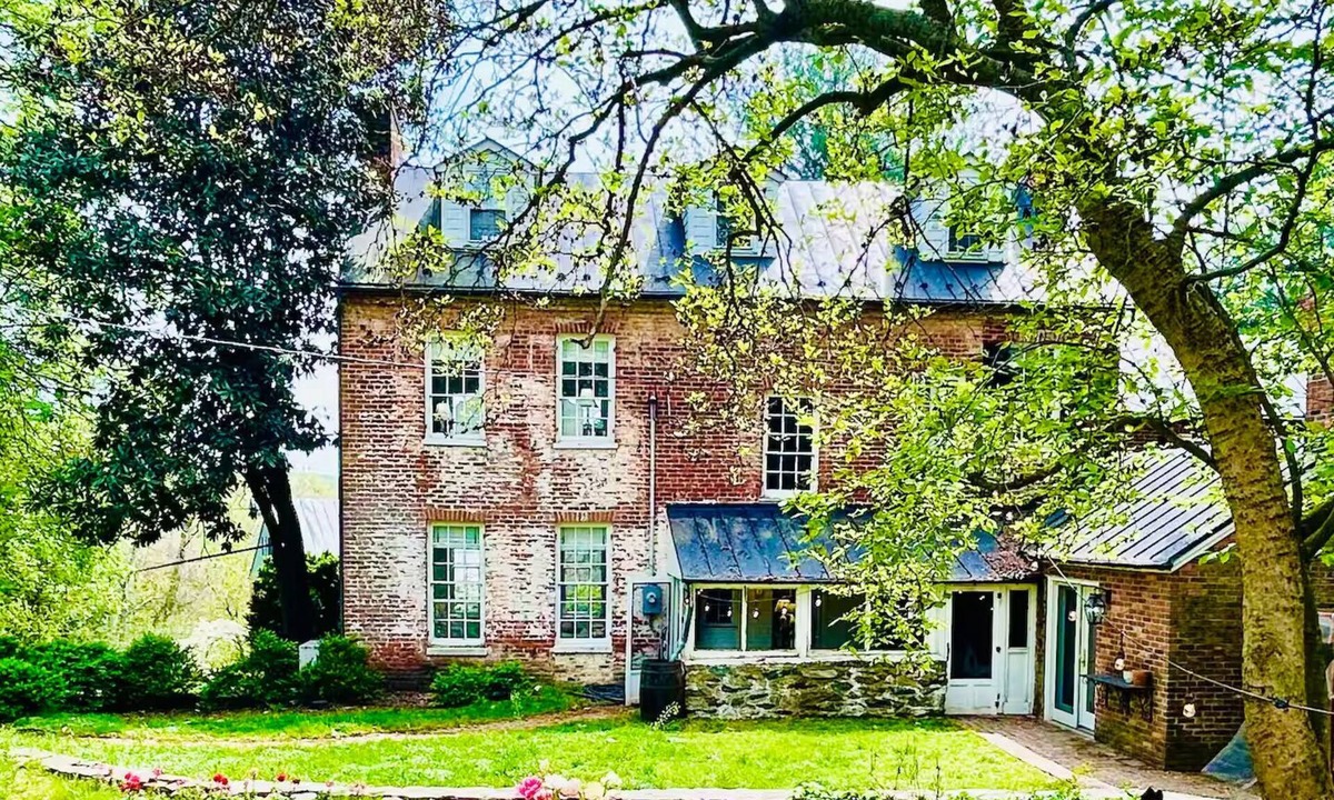 Waterford House | Walk to Wineries from Historic Village Estate