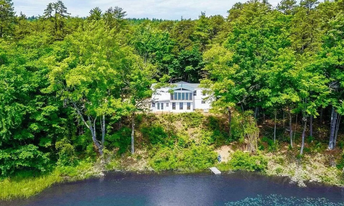 Albany House | Waterfront! HotTub-Kayak-On Snowmobile Trail-Massage chair-Sauna-On Hiking Trail