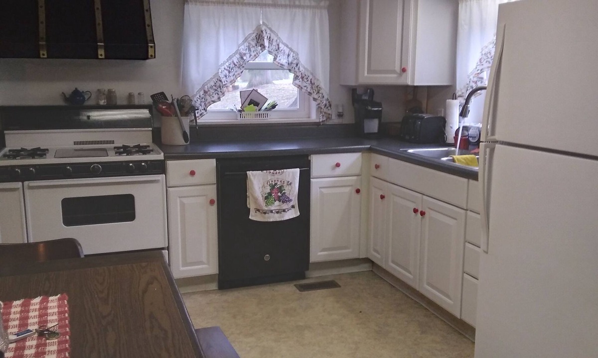 Oil City Cottage | Waterfront . Private community. All Season for Hunting, Fishing and Kayaking.