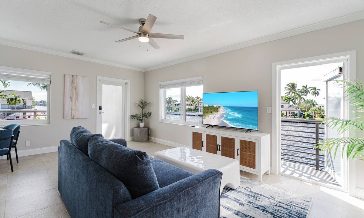 Boca Raton Apartment | Waterfront Walk to Beach Pool & Hot Tub Watch the Boats