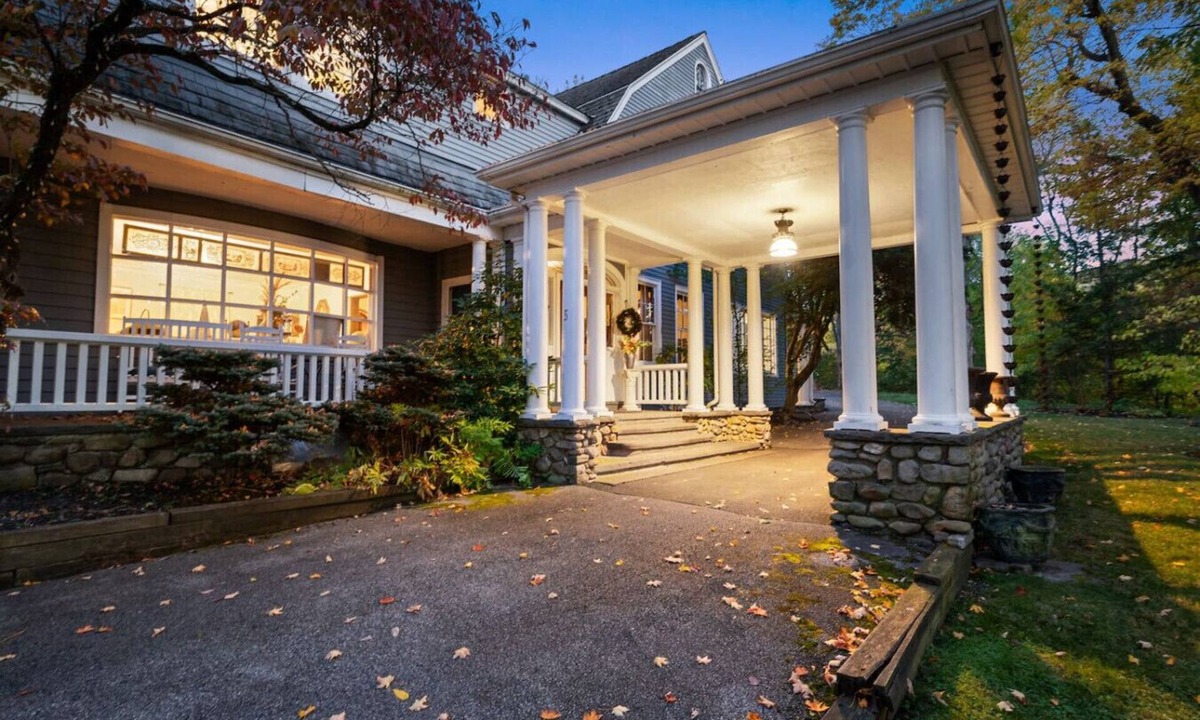 Cornwall House | West Point Summer Pool Jacuzzi Events Pets OK