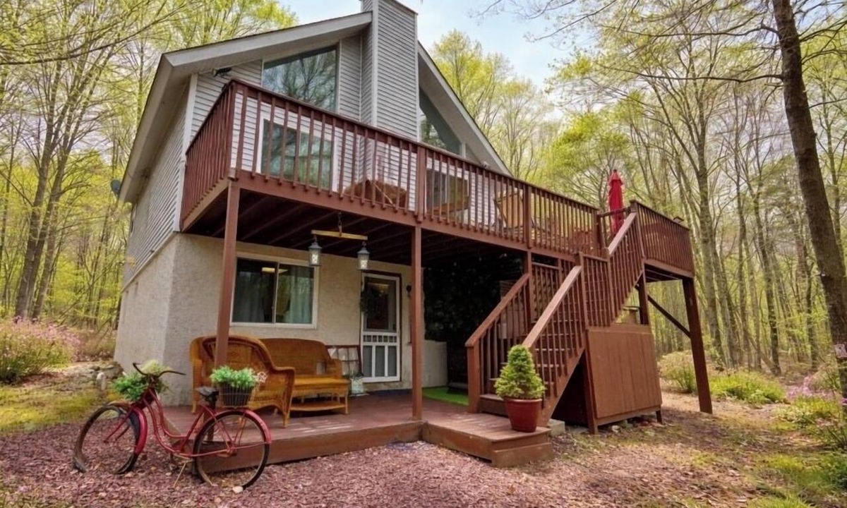Briar Crest Woods House | WOW! Ultimate Pocono Retreat Hot Tub, Fire Pit, Game Room & Lake Access