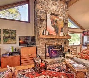 Riverfront Getaway Treehouse Kayaks Deck 