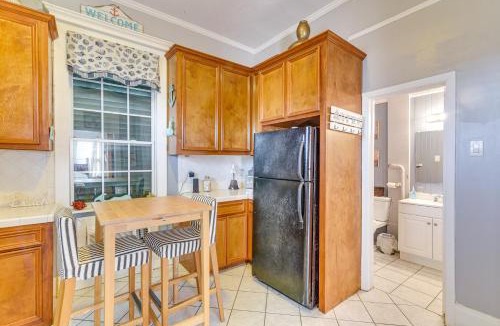 Galveston Apartment | 1 Mi to Beach! Coastal Couples Escape in Galveston