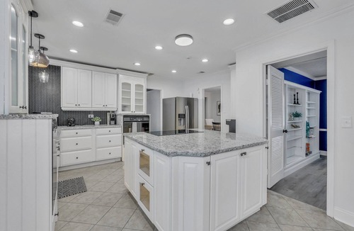 Savannah House | 10 ft pool house with tiki/bar hut, arcades games, and theater room-no parties