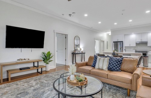 Old West Broad Neighborhood Cottage | 13 Condos in the Historic District Entire Building The Juliette by Avantstay