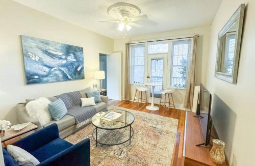 Commonwealth Apartment | 2 bed, in unit laundry, Boston College, balcony