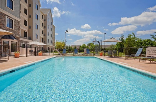 Cheyney Condo | 2 Bedroom | Free Breakfast. Seasonal Outdoor Pool