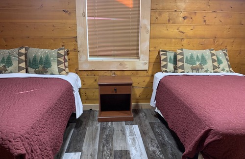 South Fork Cabin | 2 Queen Beds + pullout bed non smoking sleeps 5