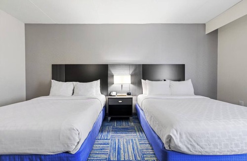 East Texas Hotel | 2 Rooms w/Breakfast Steps From Local Dining & Minutes From Lehigh Valley Zoo