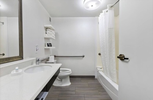 East Texas Hotel | 2 Rooms w/Breakfast Steps From Local Dining & Minutes From Lehigh Valley Zoo