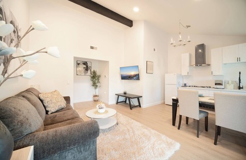 Walnut House | 2 TVs Vaulted Ceiling Private Kitchen&Entrance